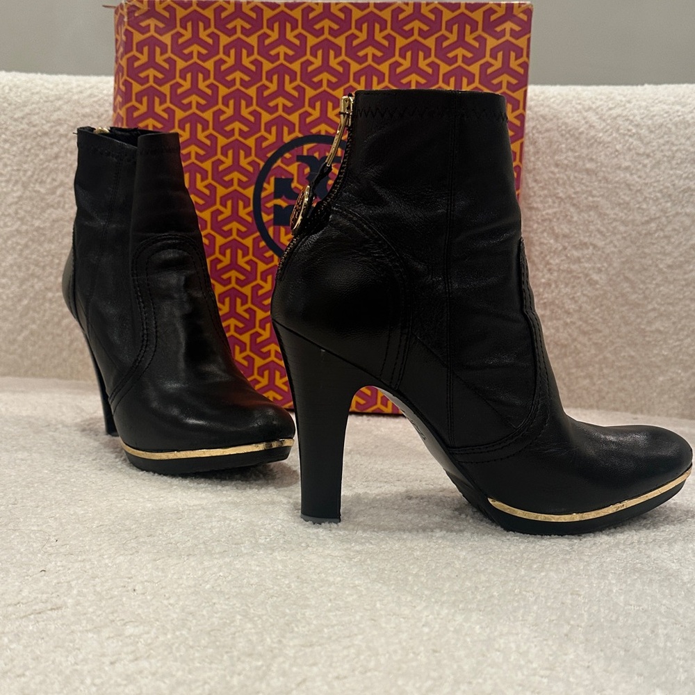 Tory Burch Elegant Black Leather Heeled Boots - Picture 6 of 6